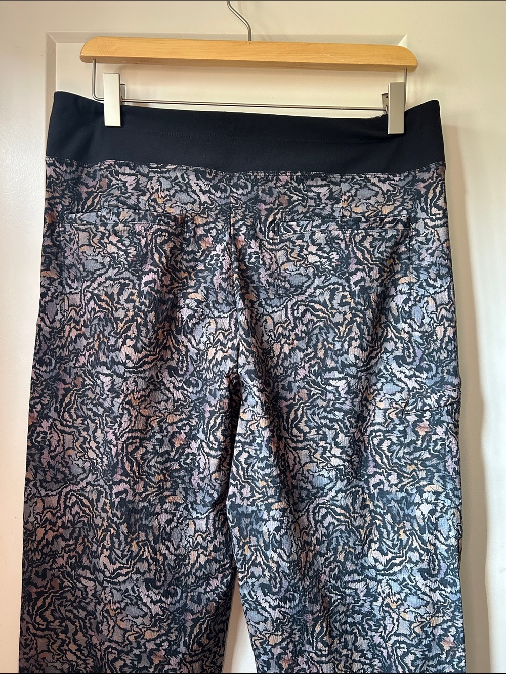 Athleta women’s Trekkie pant Patterned Pants in Black and Pink - Picture 4 of 6